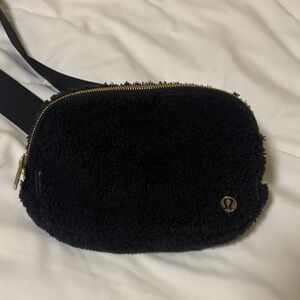 lululemon Everywhere beltbag black sherpa
